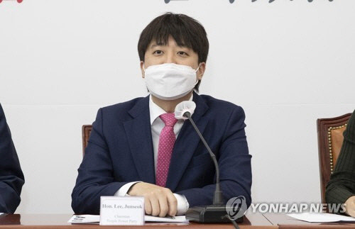 이준석 국민의힘 대표가 25일 오후 국회에서 미국 연방하원의원 방한단 접견에 인사말을 하고 있다. 연합뉴스